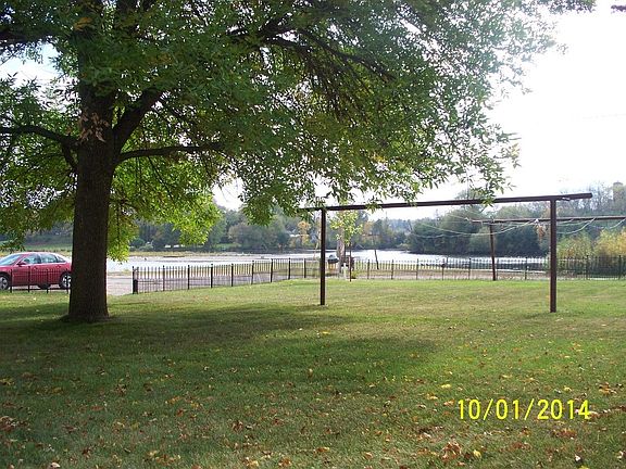 More river view and parking from clothes lines