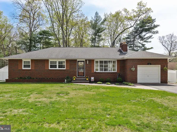 647 E Crescent Dr, Vineland, NJ 08360