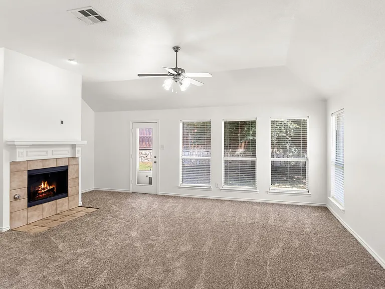 8200 Hitching Trl — Photo 23