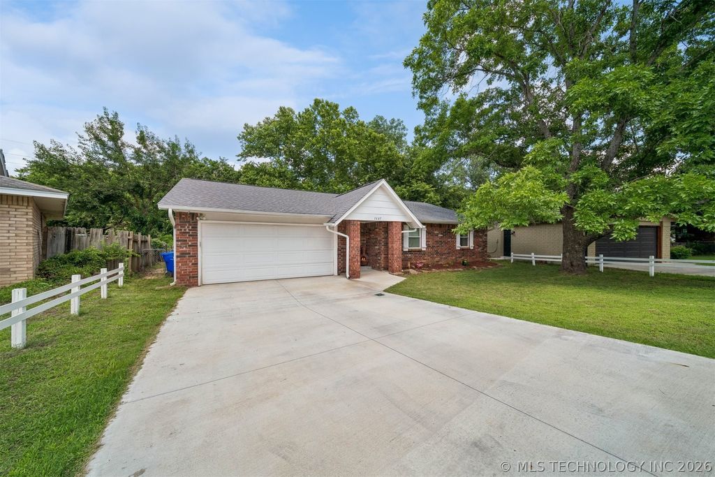1605 S Pine Ave, Broken Arrow, OK - View 2