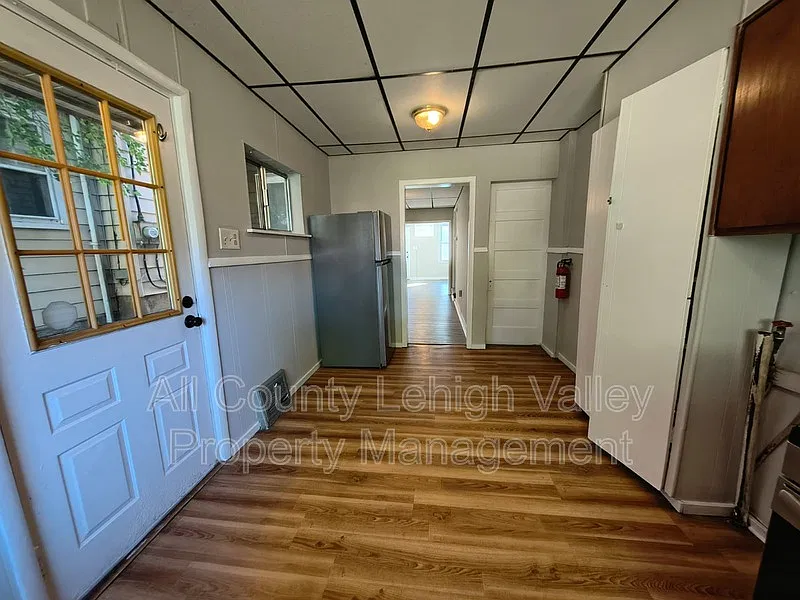 3 bed, 1.0 bath, 1300 sqft, $1,845 — Photo 4