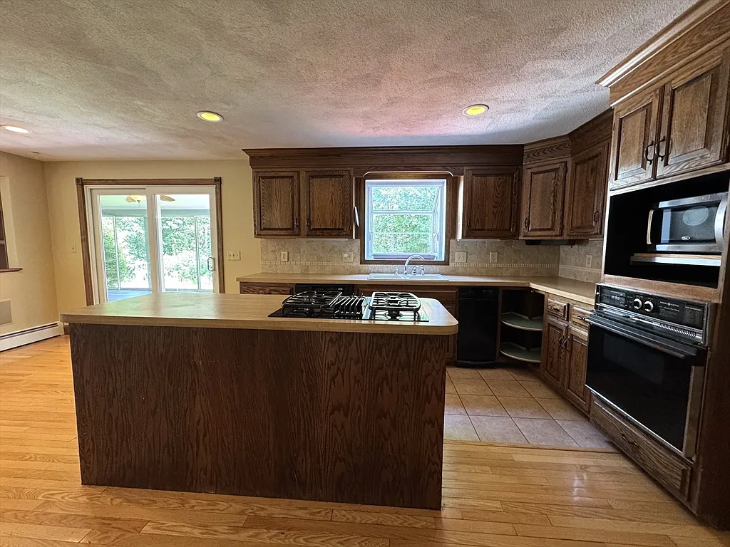 4 bed, 3.5 bath, 3659 sqft, $5,000 — Photo 3