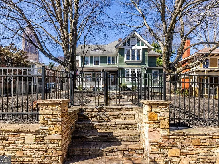 692 Myrtle St NE — Photo 3