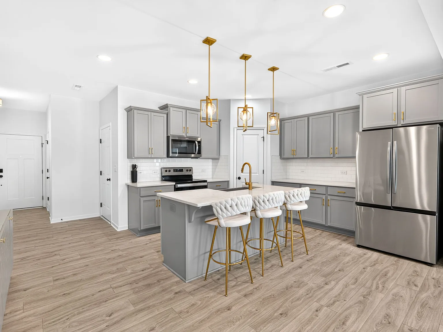 3 bed, 1818 sqft, $2,199 — Photo 3