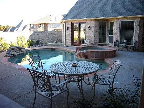 2nd image of 930 Belclaire Cir