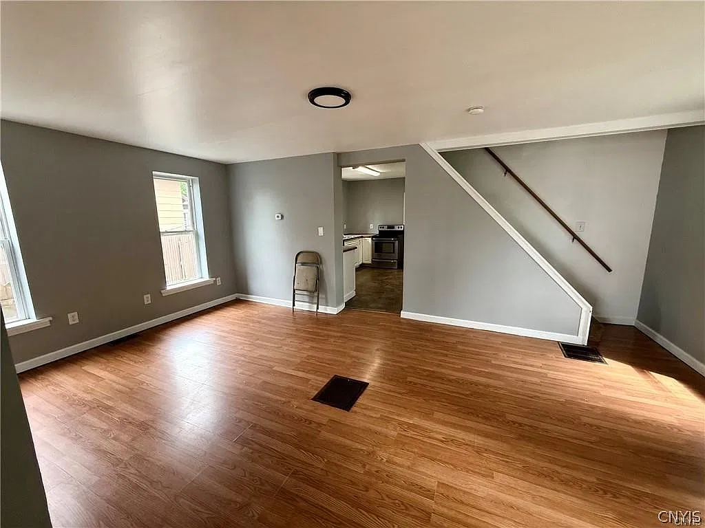 3 bed, 1.5 bath, 1440 sqft, $1,300 — Photo 2