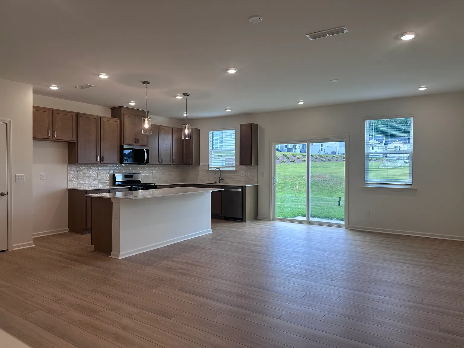 3 bed, 2.5 bath, 1731 sqft, $2,290 — Photo 4