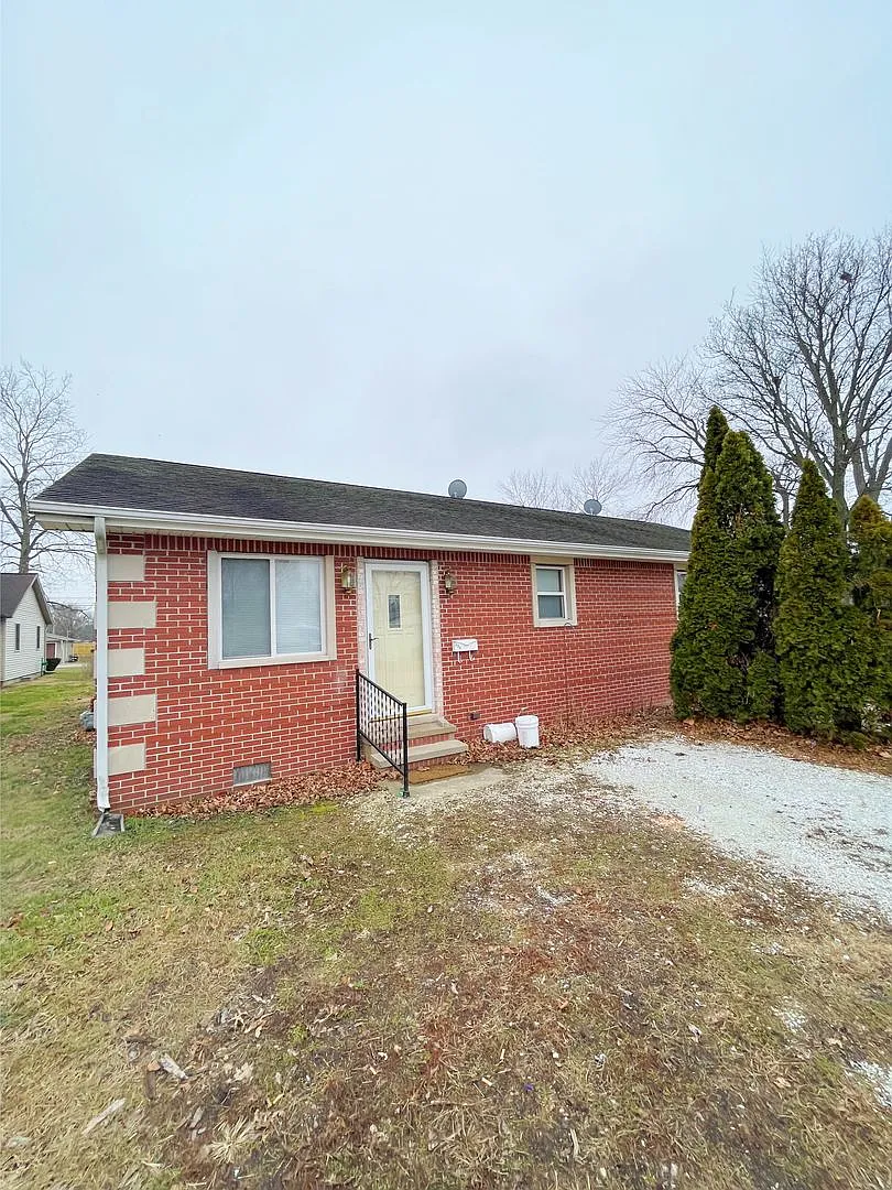 Well-Maintained 2 Bedroom! — Photo 1