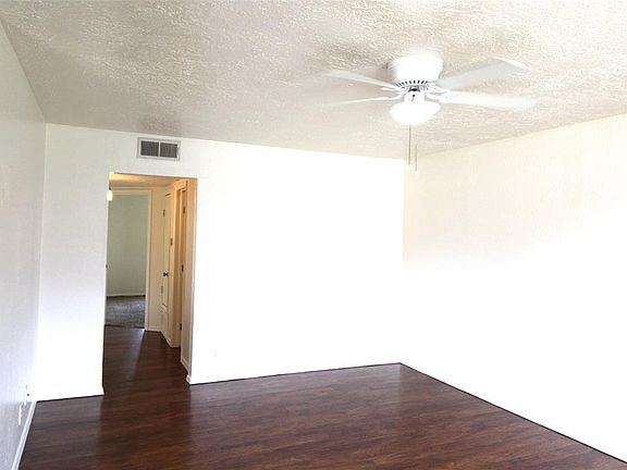 2nd image of 1308 Glen Oaks Ct