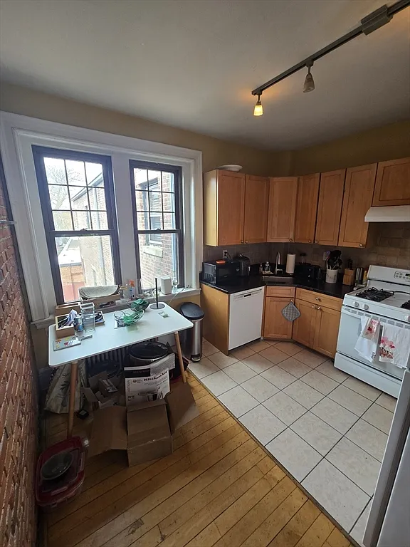Building Photo - 1169 Commonwealth Ave #3