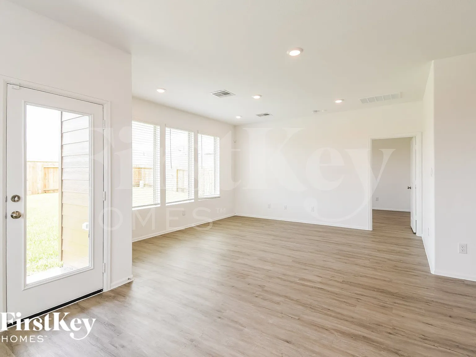 4 bed, 2.5 bath, 2289 sqft, $2,165 — Photo 3