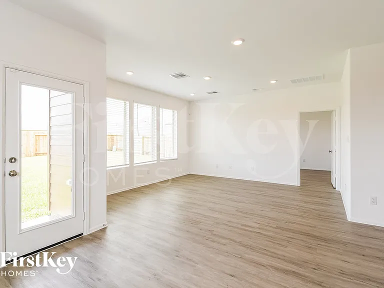 707 Willow Harbor Ln — Photo 3
