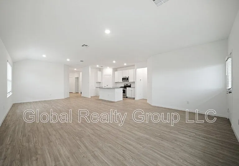 9105 Navarro Vis — Photo 8