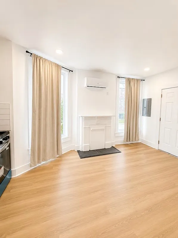 124 West College St. Unit 7 — Photo 1