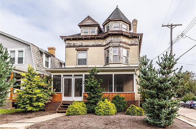Welcome to 253 Cornell Avenue! Convenient location and so much interior space!
