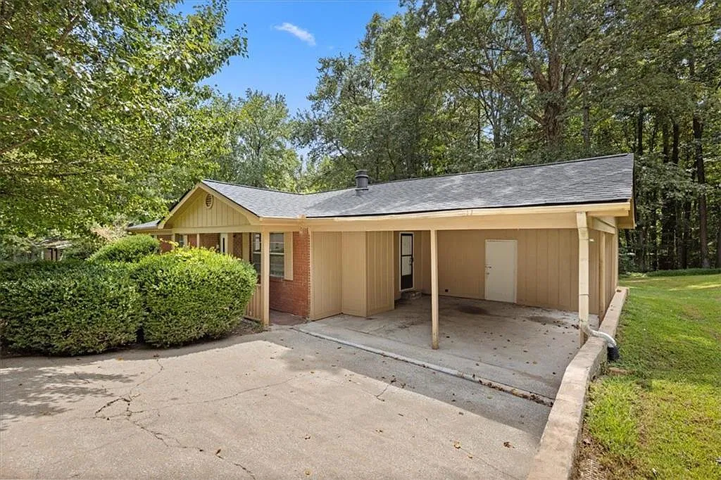 3 bed, 2.0 bath, 1150 sqft, $1,665 — Photo 3