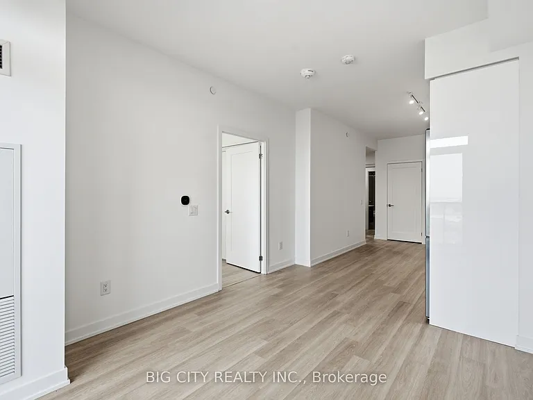 5105 Hurontario St #1401 — Photo 13