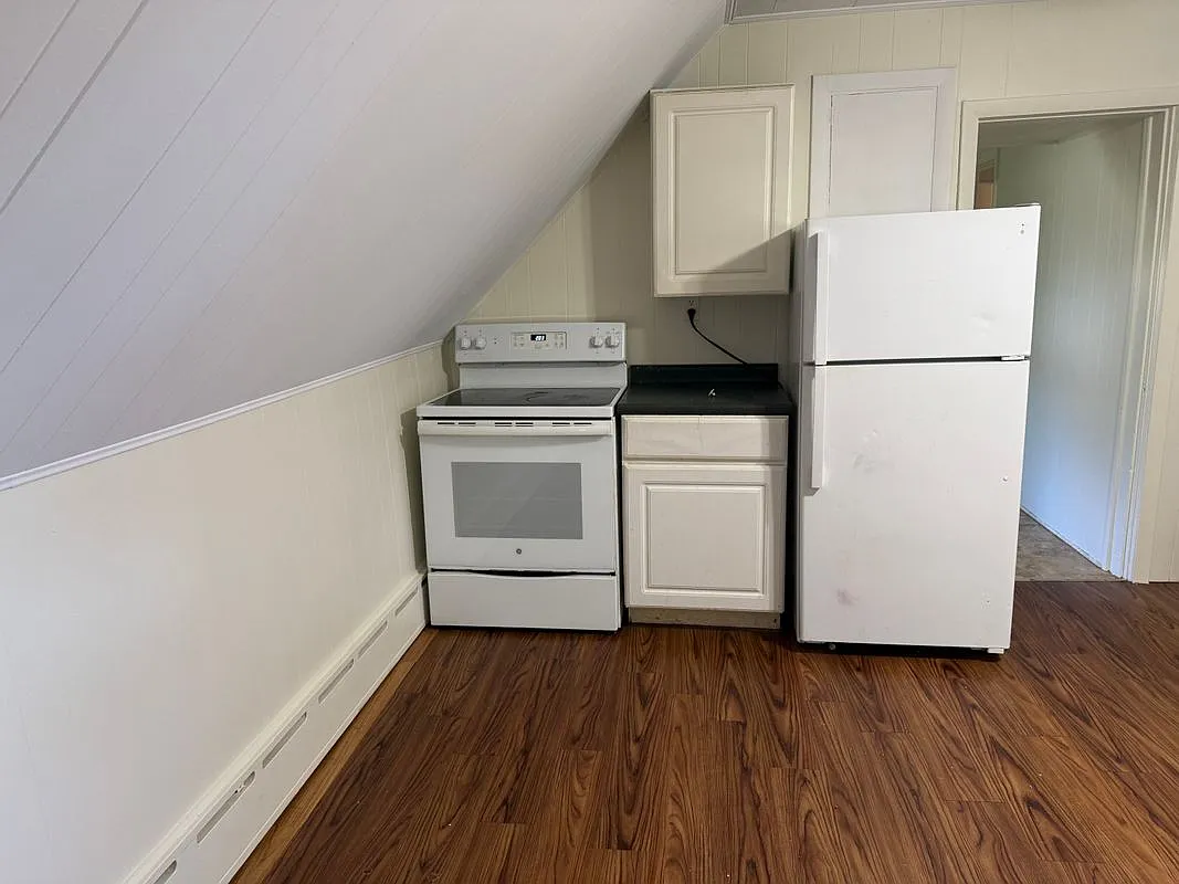4 bed, 1.0 bath, 1004 sqft, $1,400 — Photo 1