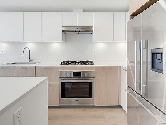 5th image of 899 Esquimalt Rd #807