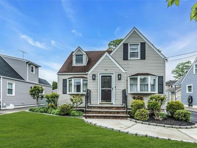 31 Grattan Street, New Hyde Park, NY, 11040