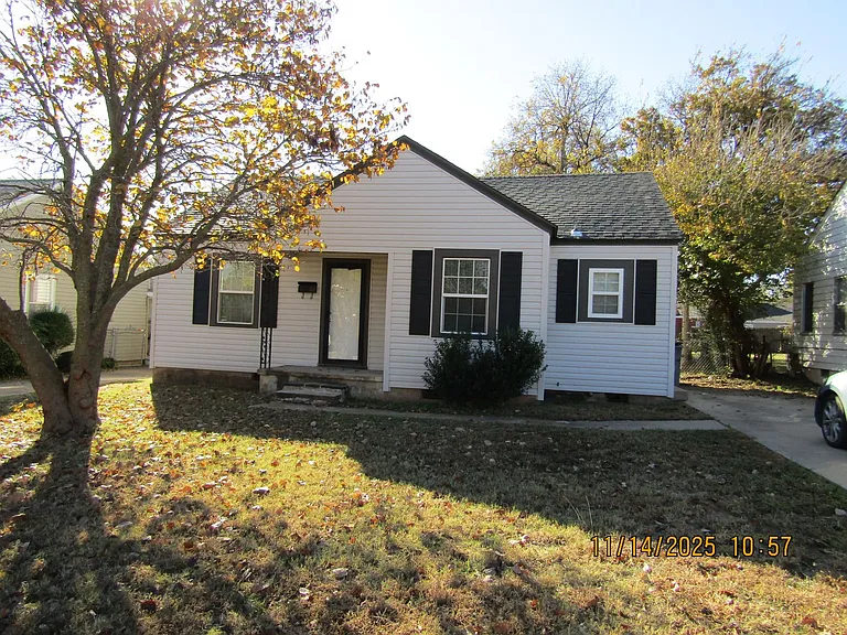 1206 NW Oak Ave — Photo 1