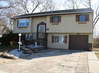 31 Mallard Ave, Selden, NY 11784