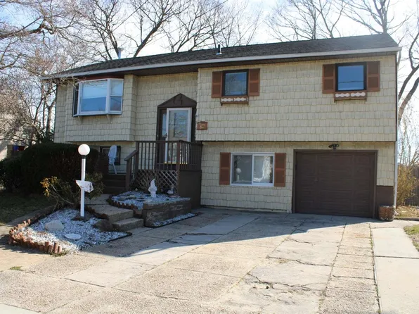 31 Mallard Avenue, Selden, NY 11784