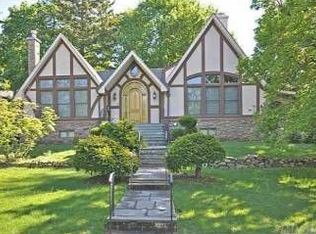 5 Vista Dr, Great Neck, NY 11021