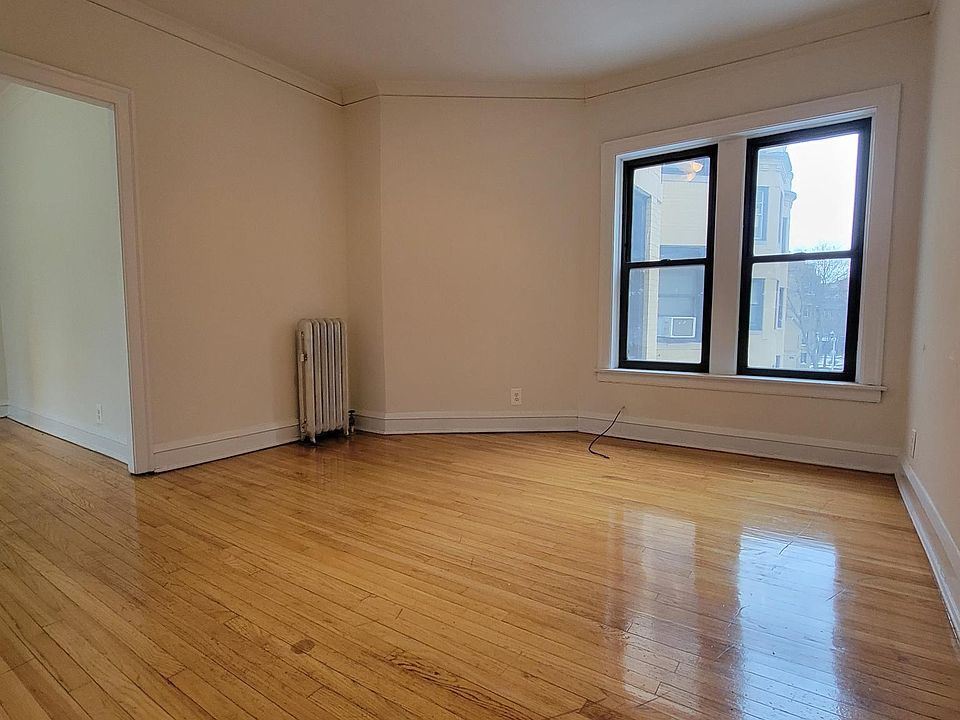 1st image of 3923 N Pine Grove Ave APT 2S