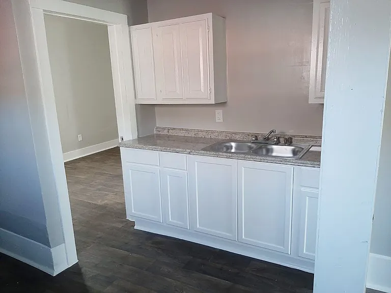 932 Dallas Ave — Photo 8