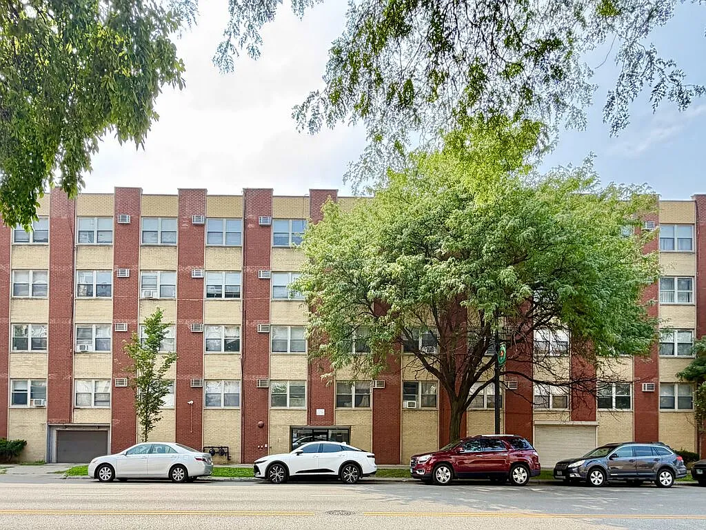 Noteworthy 1 Bed, 1 Bath at Sheridan + Farwell (Rogers Park) — Photo 1