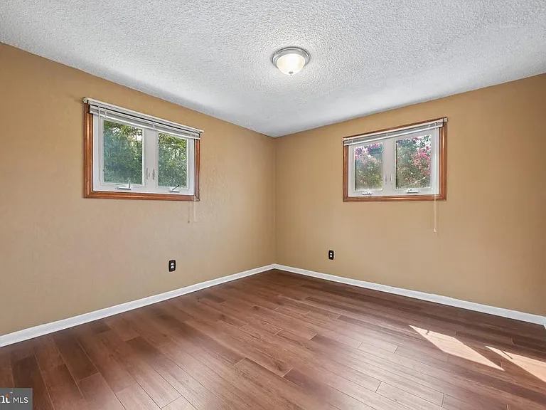 118 Sylvan Ter — Photo 16