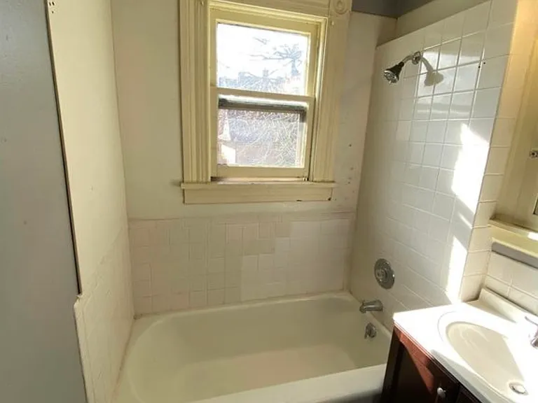 527 W 8th St #2 — Photo 8
