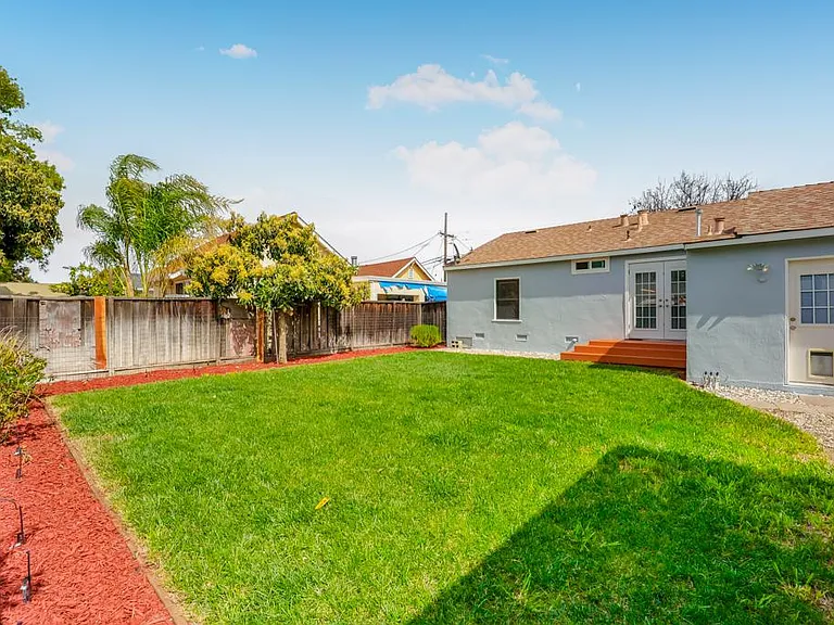 2239 Poplar Ave — Photo 12