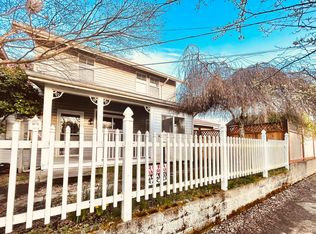 208 S Cedar St #A, Centralia, WA 98531