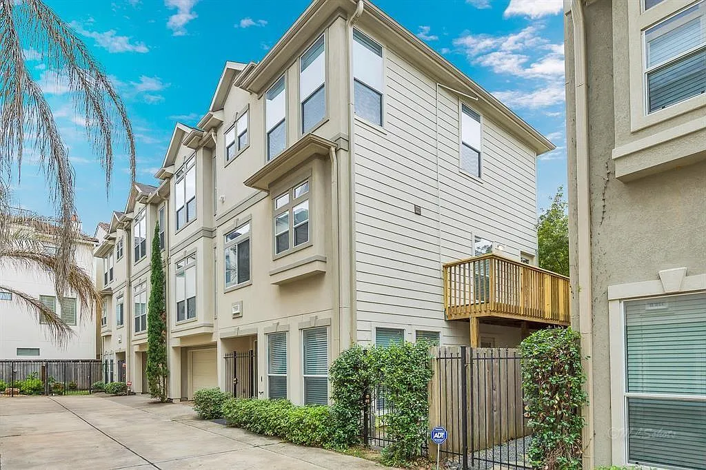 3 bed, 3.5 bath, 2319 sqft, $3,250 — Photo 1