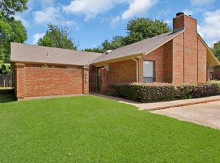 935 Cedarland Blvd, Arlington, TX 76011