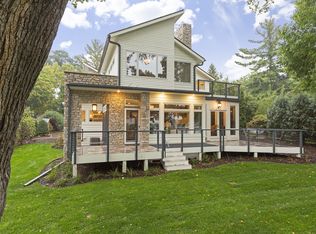 19340 Park Ave, Deephaven, MN 55391