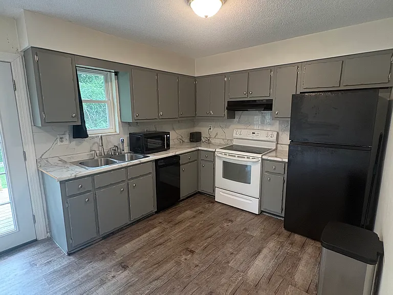 1711 Ridgewood Dr — Photo 3