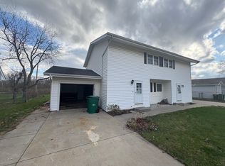 2312 Highland Dr, Sycamore, IL 60178