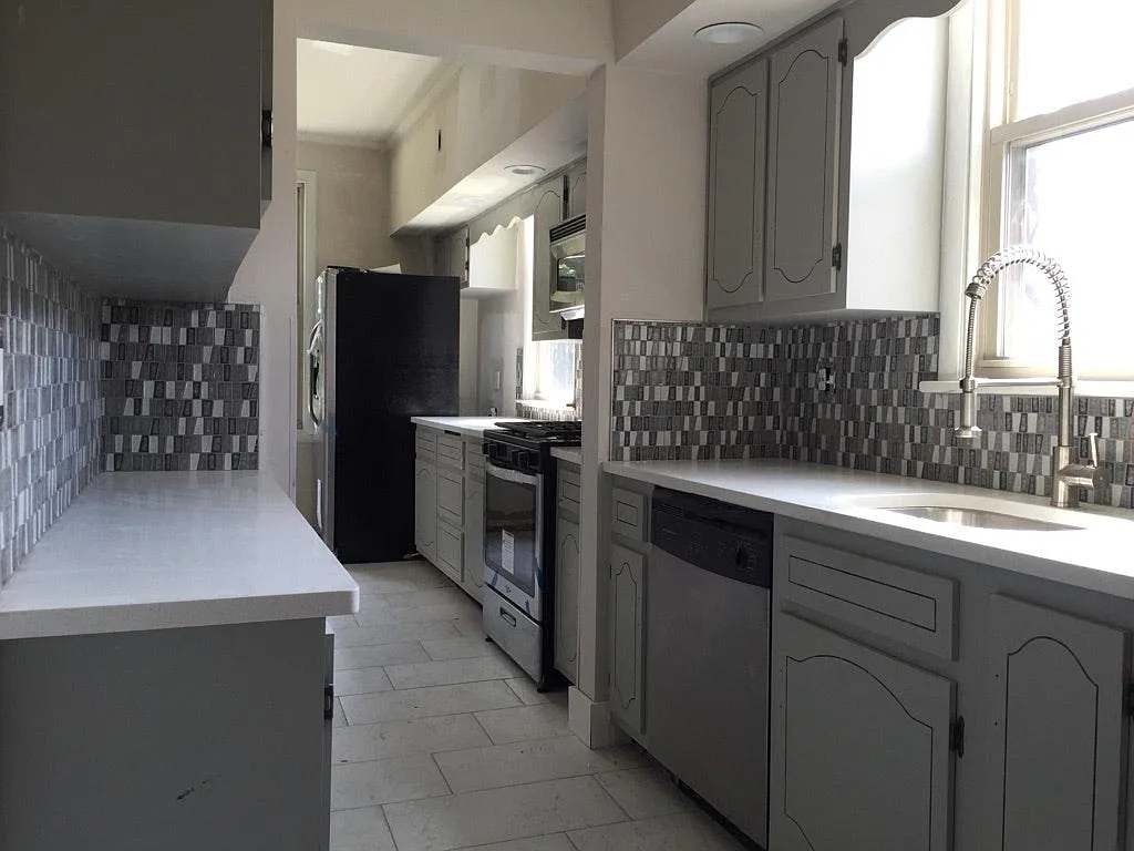 108 Lea St photo 1