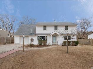 23 Commonwealth Ave, Lake Grove, NY 11755