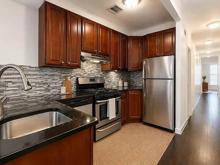 528 E 6th St — Photo 12