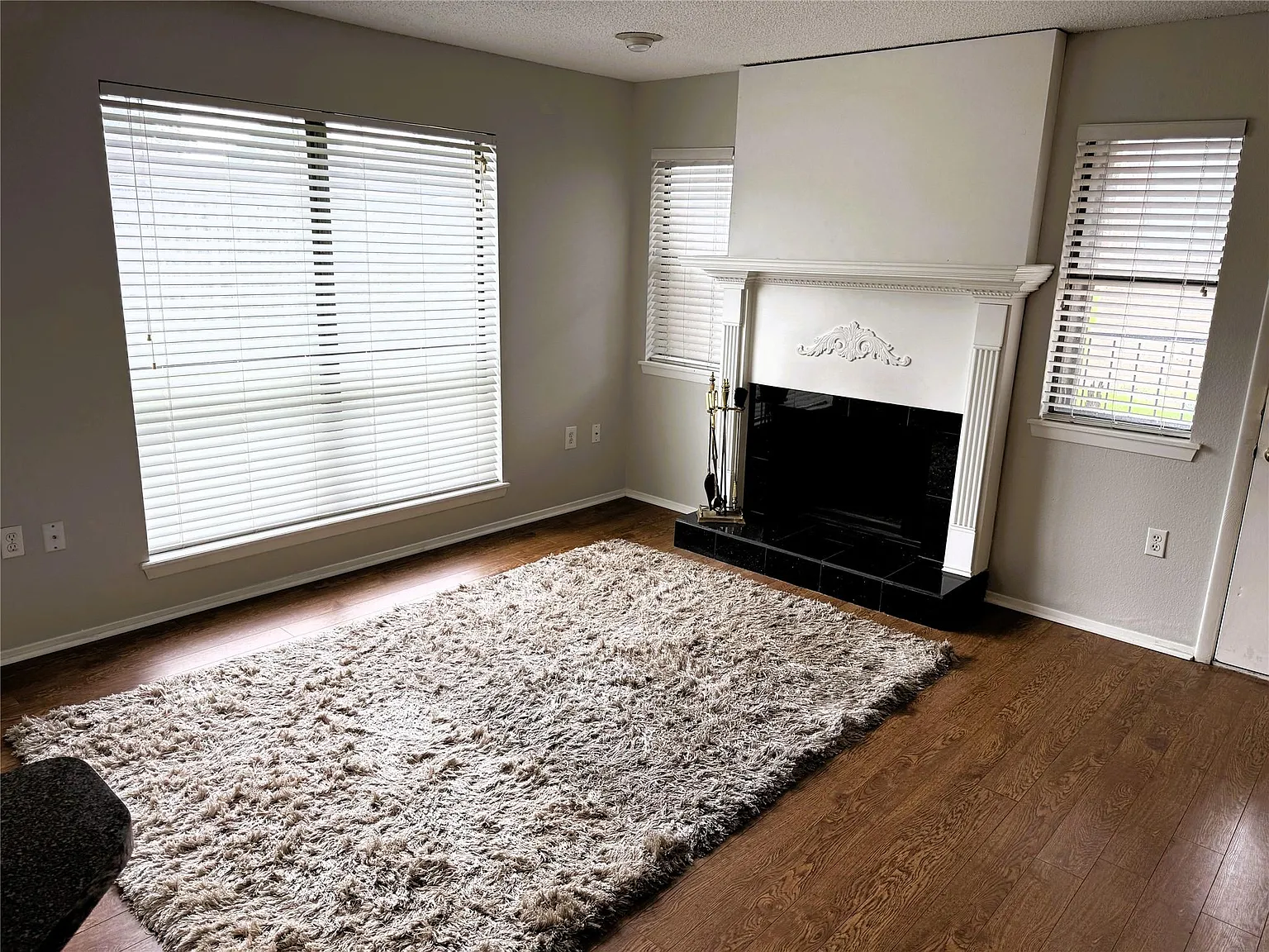 3 bed, 2.5 bath, 1602 sqft, $1,300 — Photo 2