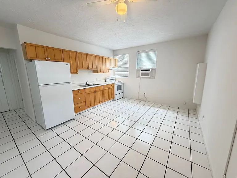306-314 N Lakeside Ct — Photo 6