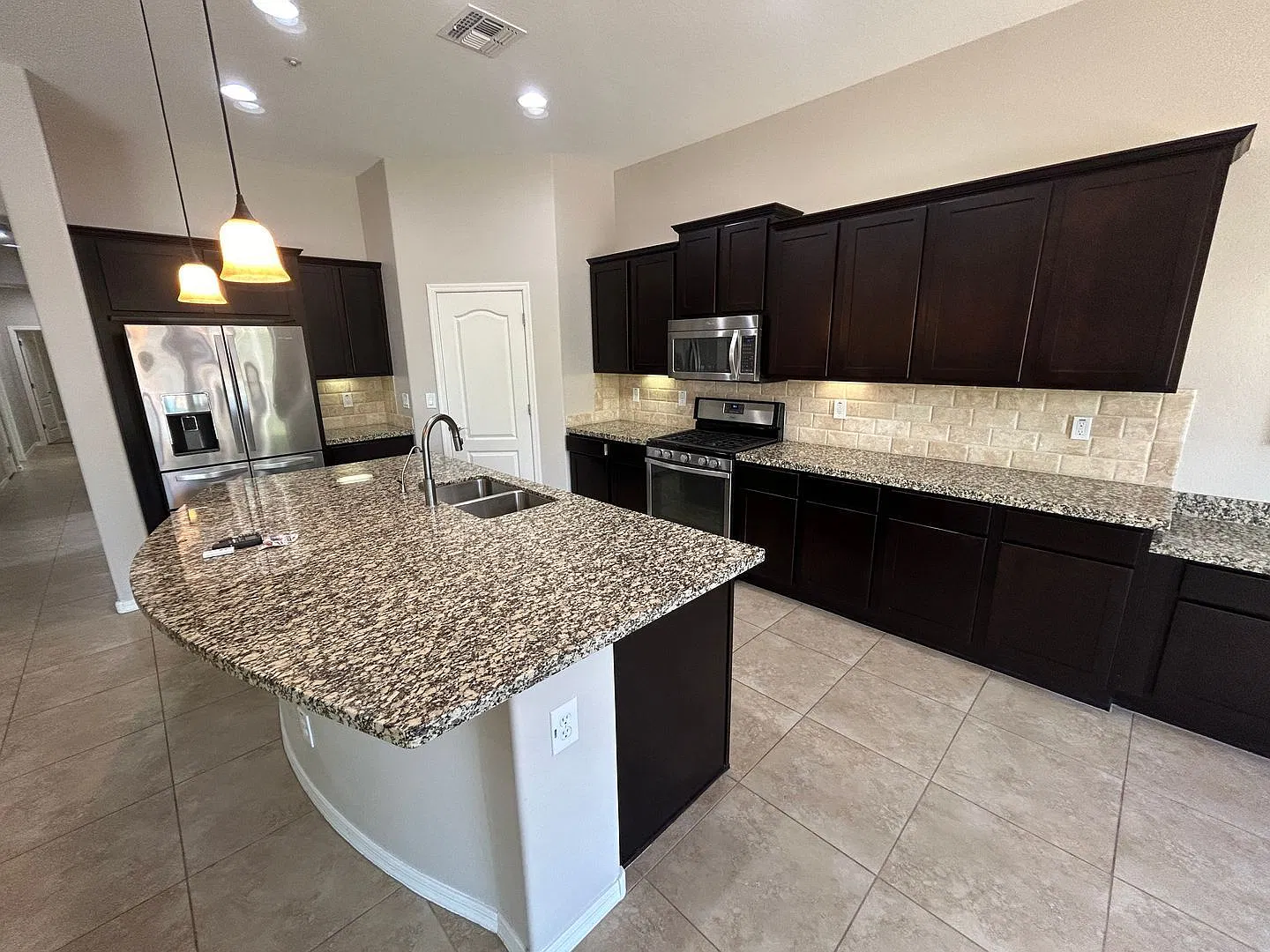4 bed, 2.5 bath, 2833 sqft, $3,700 — Photo 3