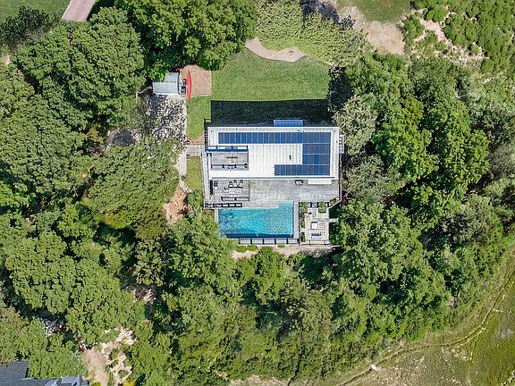 2nd image of 32 Tuthill Ln