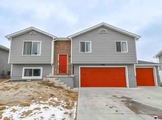 950 Barker Ln, Lincoln, NE 68521