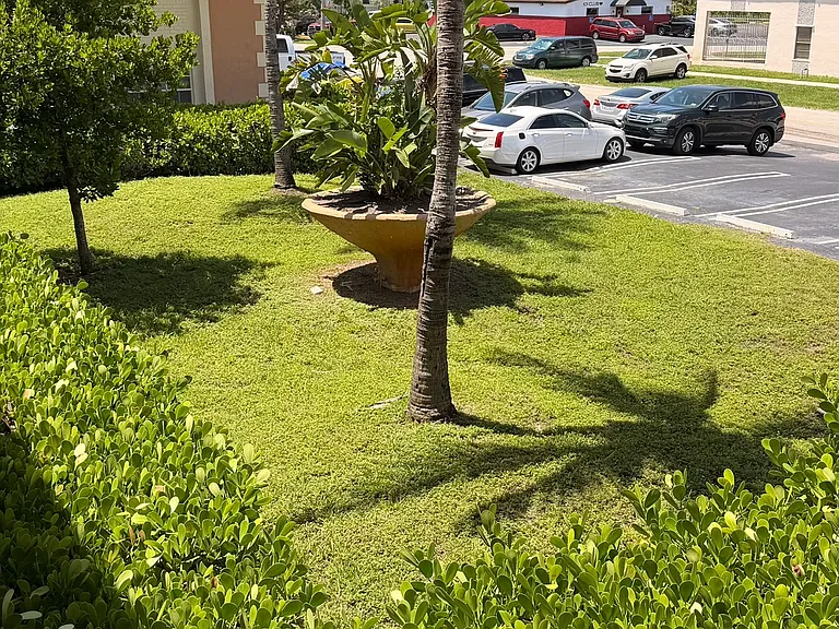 640 SW 9th Ct #7 — Photo 3