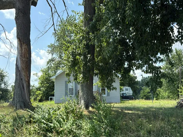 17515 E Ina Rd, Ina, IL 62846